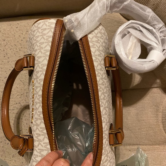 selling mk bag - Picture 2 of 3